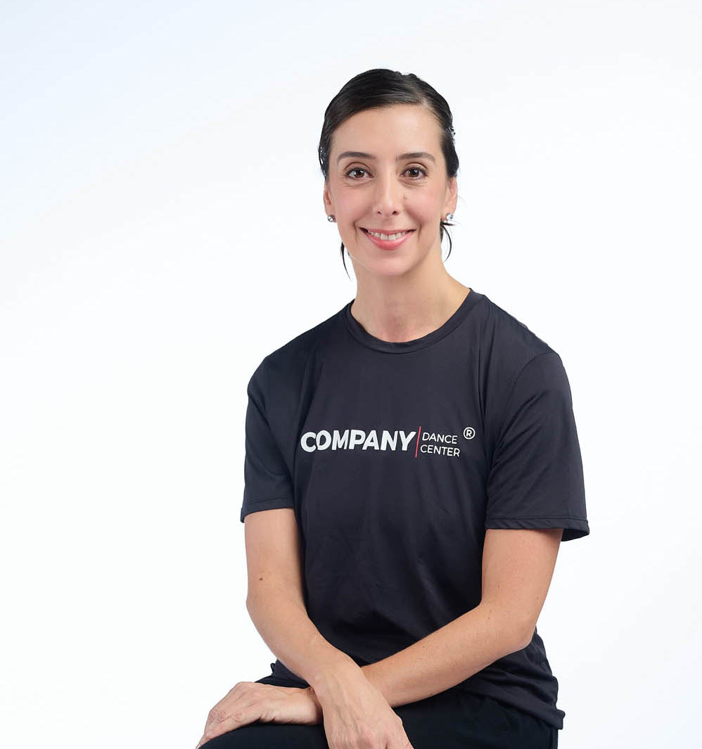 Professora de Pilates na Company Dance Center, com formação em Pilates Mat, Reformer e ICCB pela Stott Pilates.